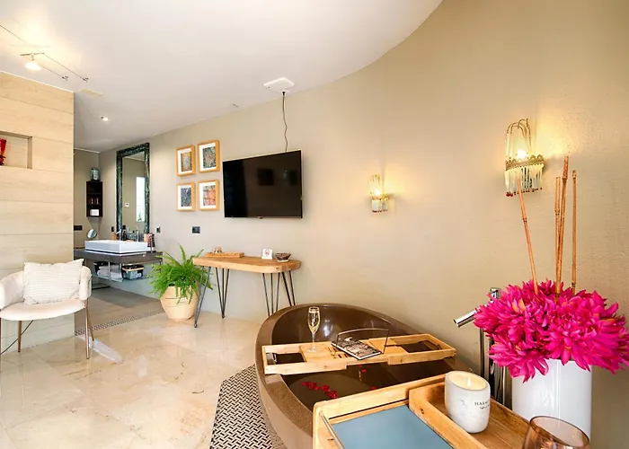 לינה וארוחת בוקר Casa De L'albada 3*