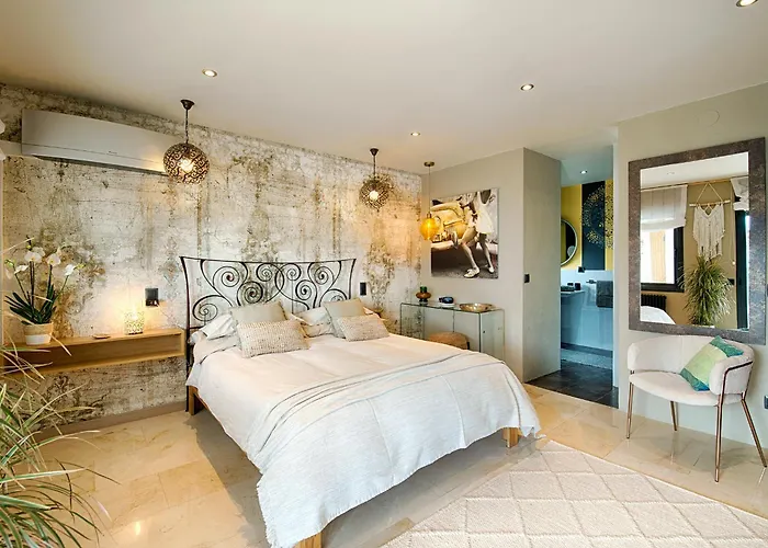 לינה וארוחת בוקר Casa De L'albada 3*